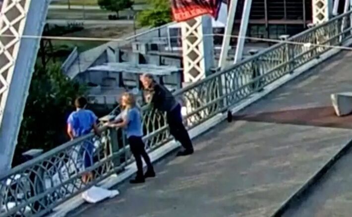 Cantor durante abordagem à vítima na ponte