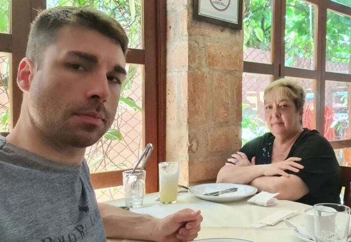 Thiago e a mãe,em foto antes da tragédia