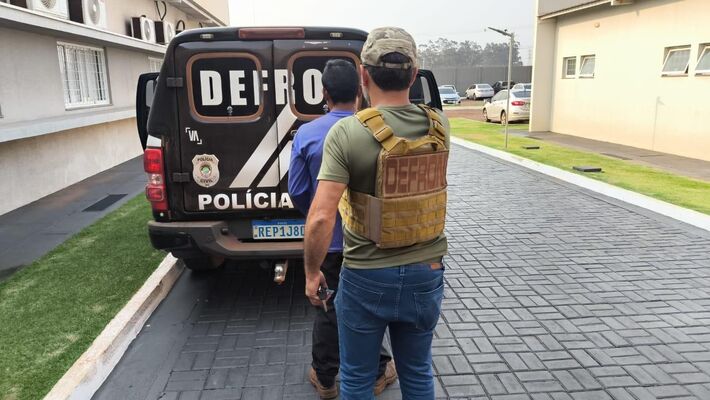 Polícia em cumprimento de mandado de prisão