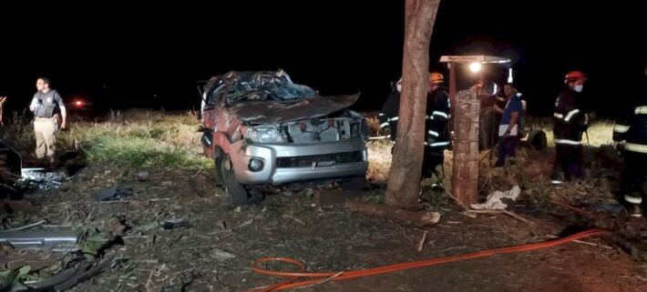 hilux atingiu árvore e dois ocupantes morreram