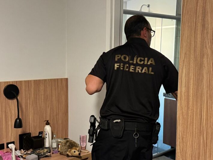 Policiais durante cumprimento dos mandados.