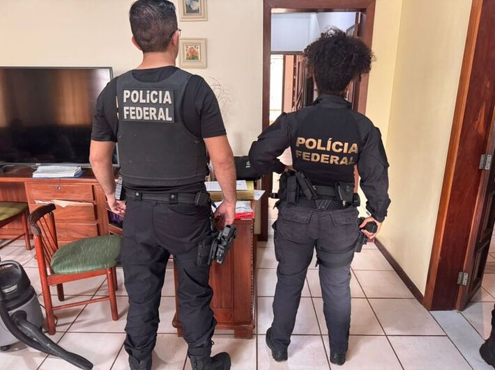 Agentes da PF durante operação