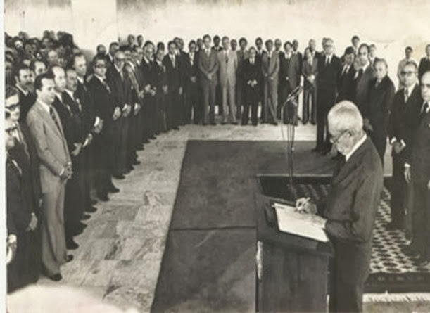 11 de outubro de 1977: o membro da ditadura Ernesto Geisel assina o documento decretando a divisião de MS e MT. Foto: Arquivo