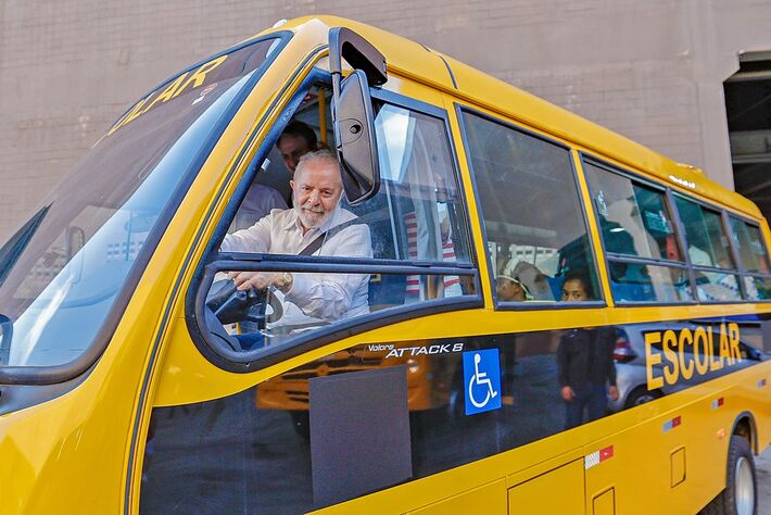 O presidente Lula deve entregar 3 mil ônibus novos à Educação até 2026. Foto: Ricardo Stuckert