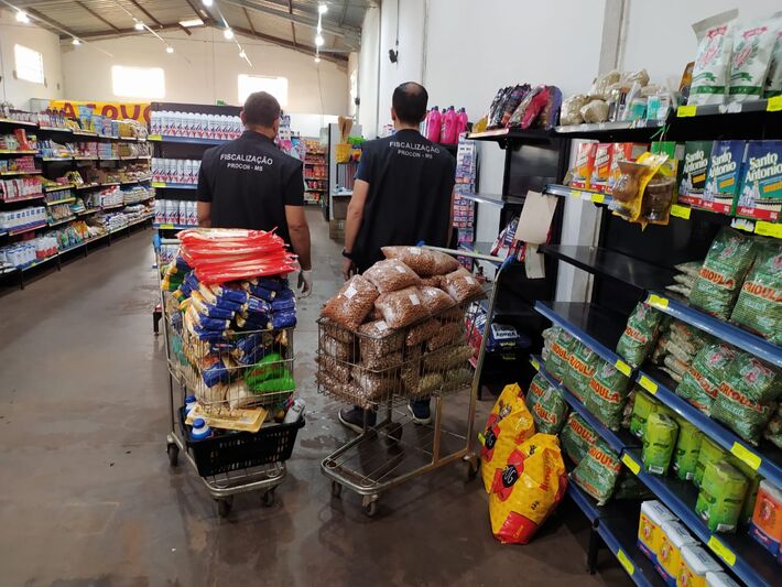 Agentes durante fiscalização no estabelecimento