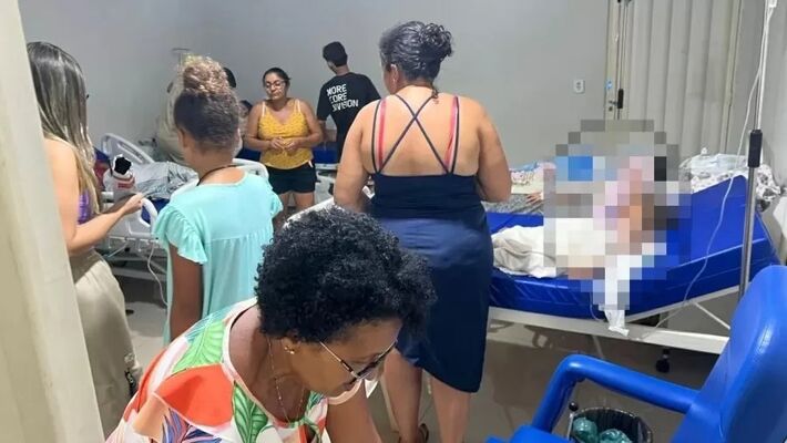 Pacientes durante atendimento médico.