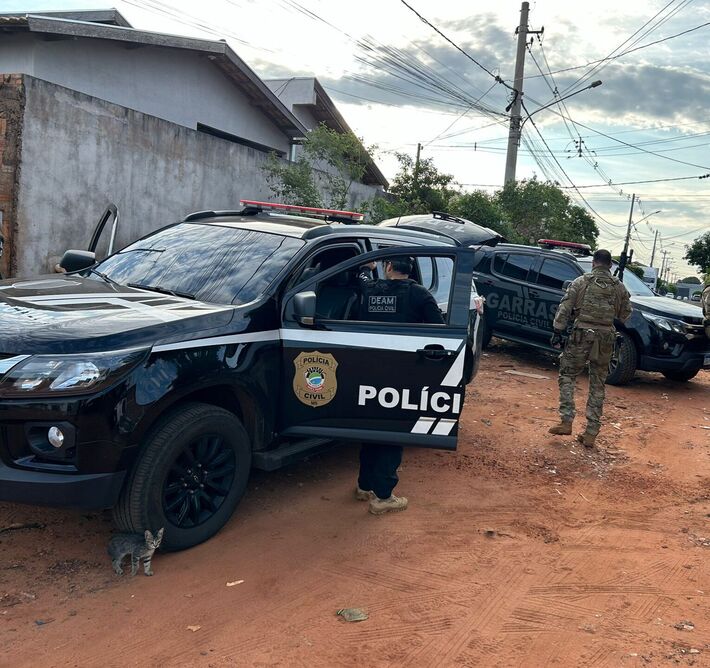 Agentes da Polícia Civil durante captura