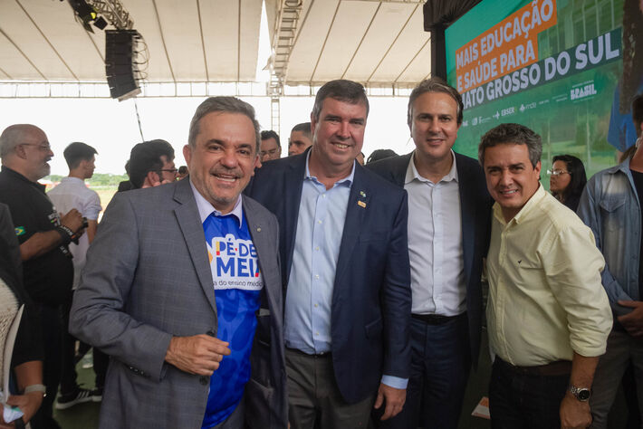 Da esquerda para a direita: o deputado federal Vander Loubet (PT), o governador Eduardo Riedel (PSDB), o ministro da Educação Camilo Santana e o vereador eleito Landmark Rios (PT). Foto: Tero Queiroz