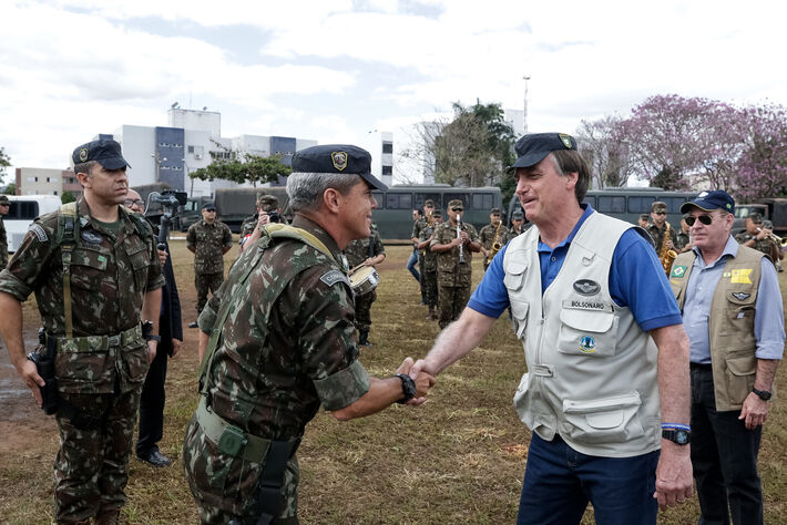 (Goiânia - GO, 26/07/2019) O ex-presidente Jair Bolsonaro cumprimenta o General Mário Fernandes, preso na operação da PF contra golpe. Foto: Isac Nóbrega/PR