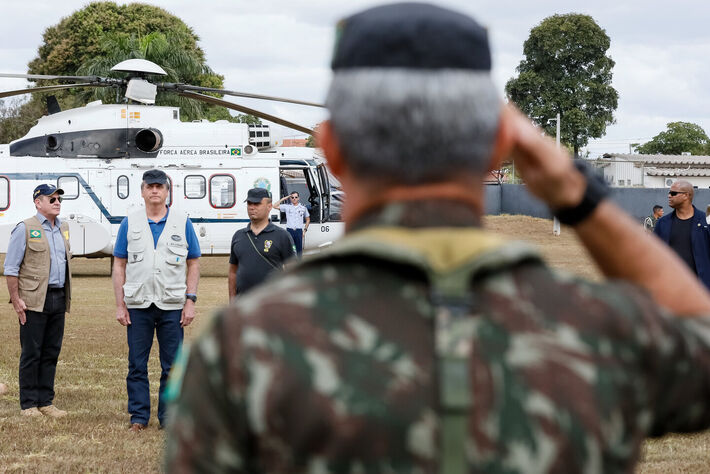 (Goiânia - GO, 26/07/2019) O ex-presidente inelegível Jair Bolsonaro recebe cumprimentos do General Mário Fernandes, preso por envolvimento em tentativas de golpe de Estado no Brasil.  Foto: Isac Nóbrega/PR