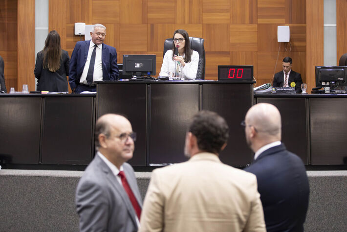 Deputados votaram PL que proíbe uso de celular e outros dispositivos com tela em sala de aula  Foto: ANGELO VARELA / ALMT