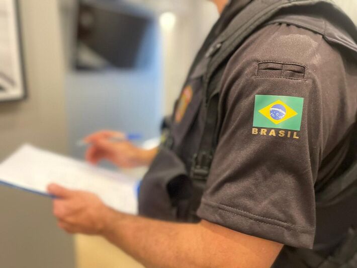 Agente da PF durante operação