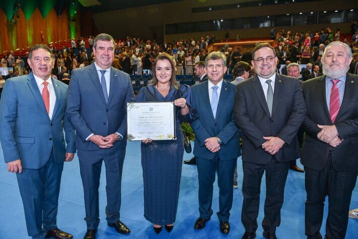 Adriane ao lado do governador Eduardo Riedel, do marido e deputado Lídio Lopes e demais autoridades