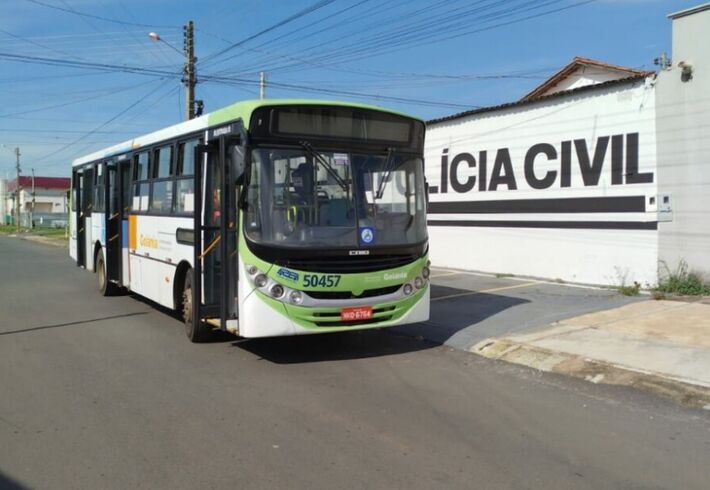 Homem saiu do ônibus direto para a delegacia