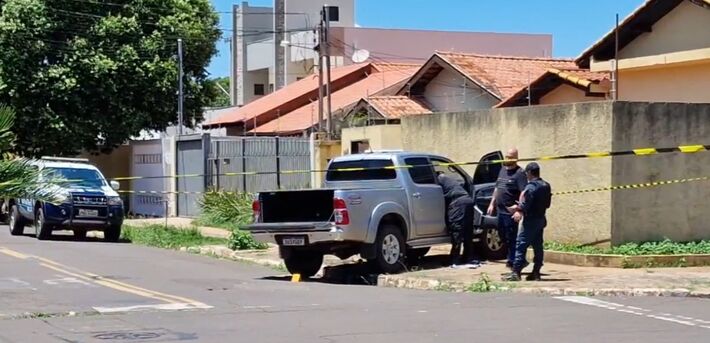 Motorista bateu caminhonete em muro