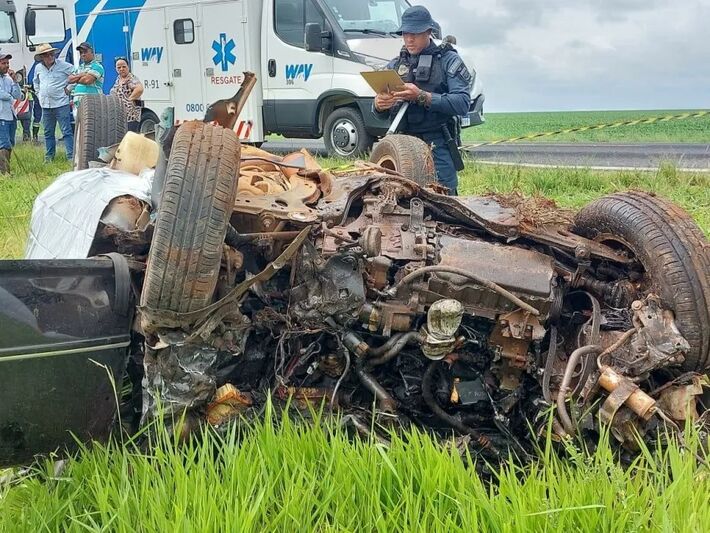 Carro ficou destruído