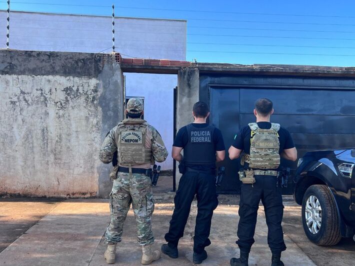 Agentes da PF durante cumprimento dos mandatos