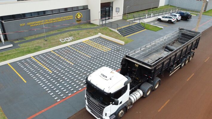 Carreta lotada de cocaína no pátio do DOF