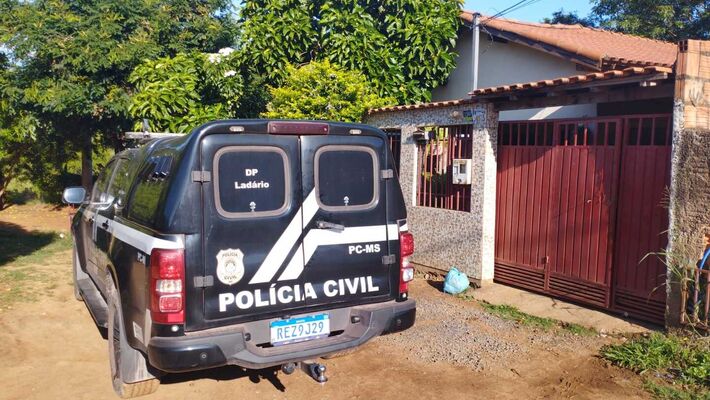 Policiais durante cumprimento do mandado