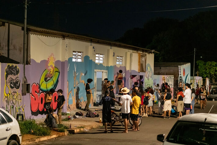 Artistas fizeram vaquinhas para comprar materiais e pintar muros de associação na Capital. Foto: Tero Queiroz