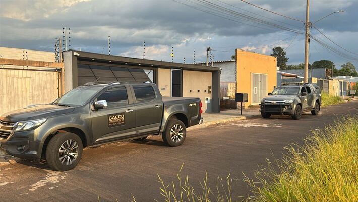 Viaturas durante operação do Gaeco em MS