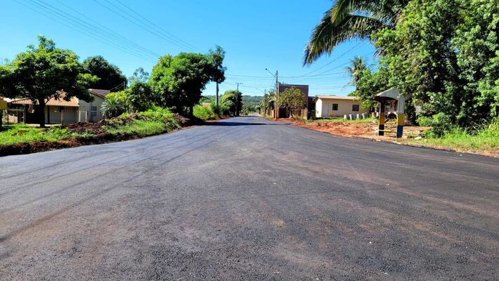 Obra de asfalto na Rua Bonfim, em Camapuã