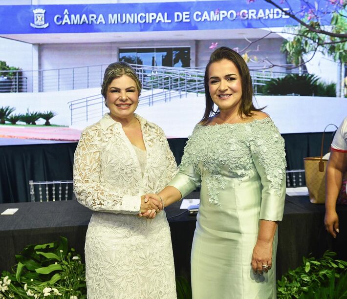 Prefeita Adriane Lopes, à direita, ao lado da vice, Dra. Camilla