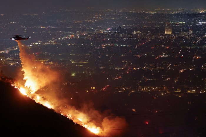 Hollywood é atingida pelos incêndios na Califórnia e recebeu ordem de evacuação. MARIO TAMA / GETTY IMAGES NORTH AMERICA