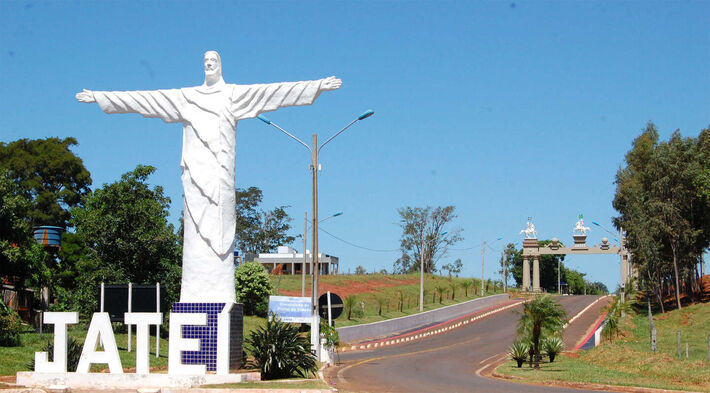 Monumento na entrada do município de Jateí