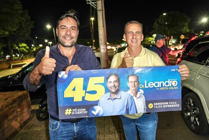 Dr. Leandro, à esquerda, e Arion durante campanha