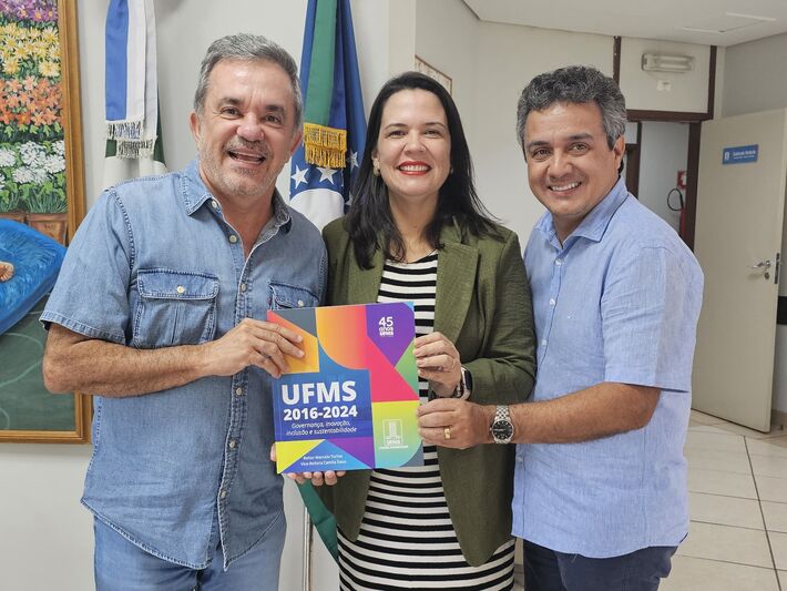 O deputado federal Vander Loubet, a reitora da UFMS, Camila Ítavo, e o vereador Landmark Rios. Foto: Reprodução 