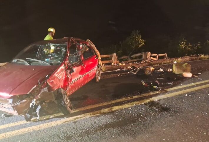 Carro bateu no guard rail e vítima foi arremessada