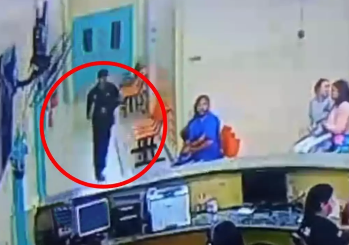 Imagem mostra autor caminhando pela UPA