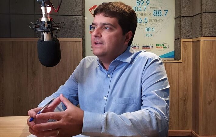 Valdir Júnior durante entrevista