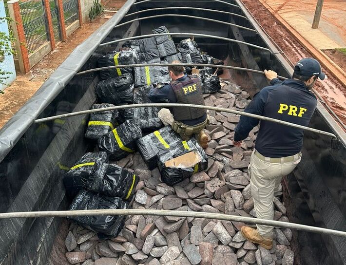 Policiais durante fiscalização no veículo