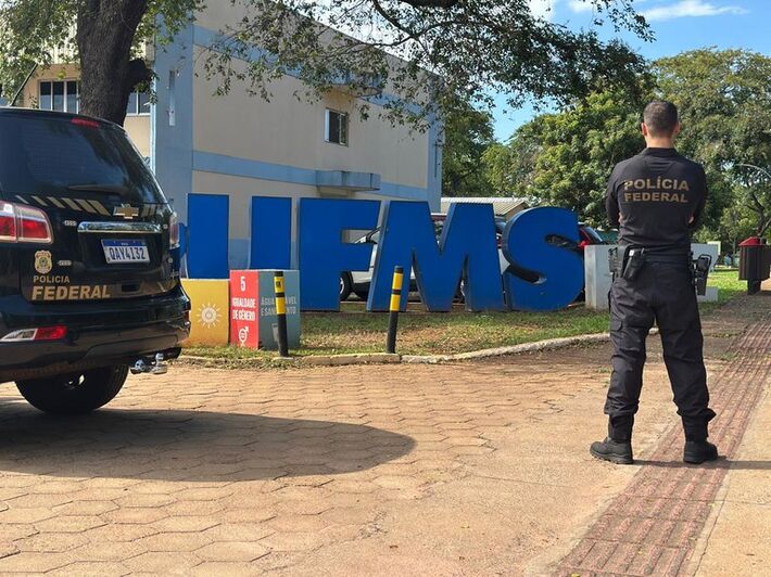 Agentes da PF durante operação