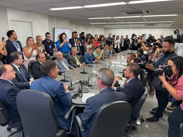 Gerson Claro e autoridades reunidas nesta segunda