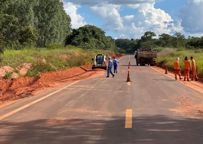 Equipes do governo durante trabalho de manutenção de estradas