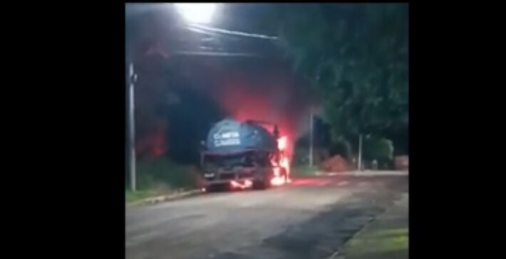 Veículo foi destruído por incêndio