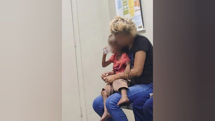 Mãe com a criança na unidade de saúde. Foto: Reprodução | A Princesinha News 