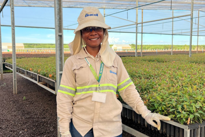 A primeira grande virada aconteceu quando Jaiane se formou no curso técnico de agropecuária. Ela conquistou emprego na MS Florestal, que recupera a vegetação sul-mato-grossense. Foto: Reprodução