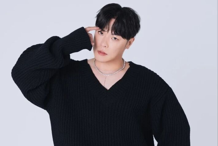 Cantor Wheesung. Fornecido por Ostrich Entertainment