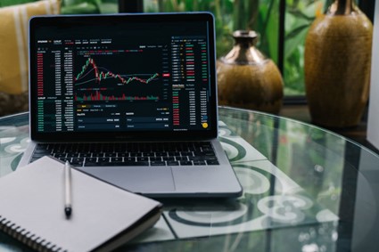 Gráfico de Criptomoeda Exibido em um Laptop · Foto de Stock Gratuita