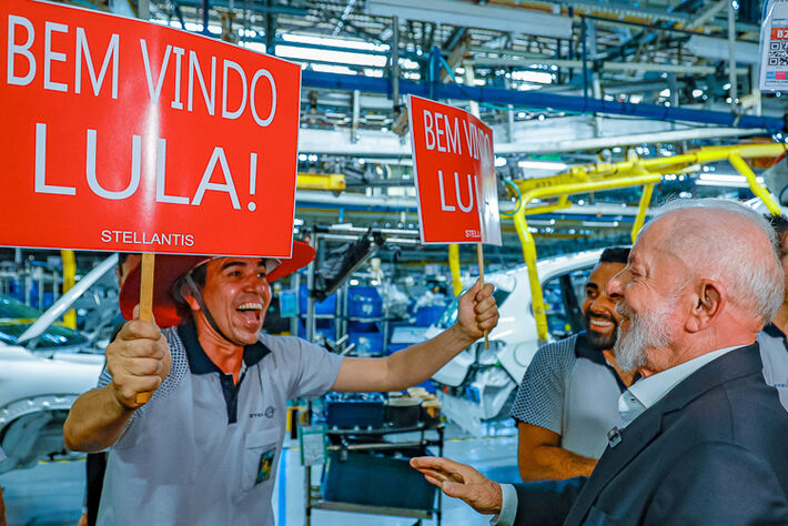 O presidente Lula foi recebido com festa pelos funcionários da Stellantis. Foto: Ricardo Stuckert