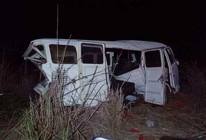 Kombi capotou várias vezes após colisão