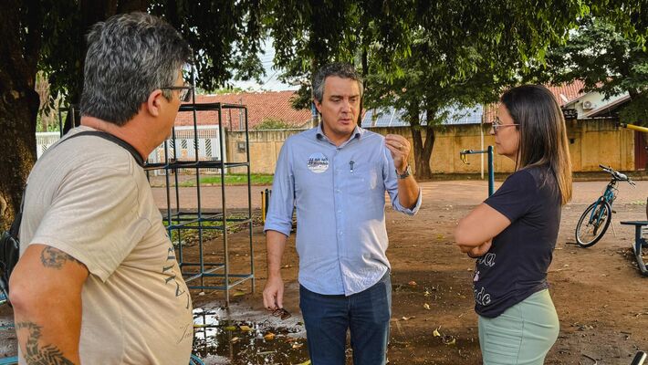 Vereador Landmark fala com Fábia durante visita ao Nova Campo Grande