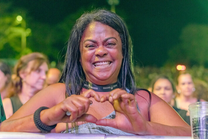 A cozinheira Albanisia no show de Xande de Pilares, Orquestra Sinfônica e Sampri em Campo Grande (MS). Foto: Tero Queiroz