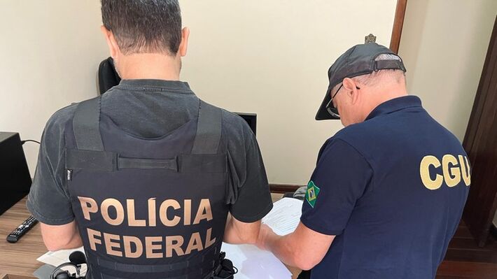 Agentes da PF e da CGU durante operação