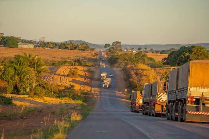 Imagem da BR-163 em trechos não duplicados em MS. 