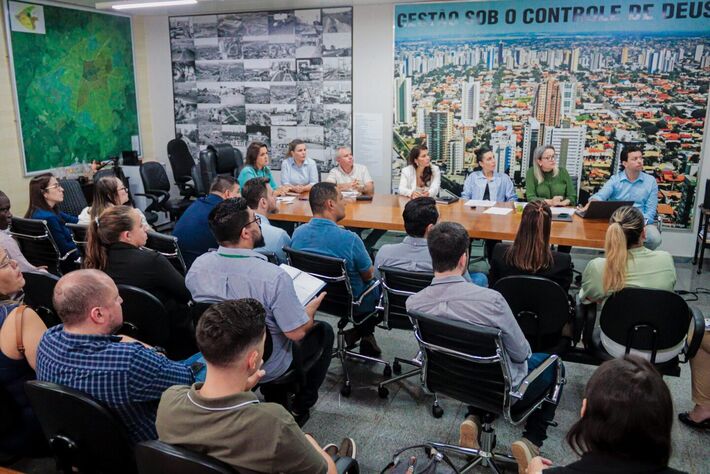Autoridades durante reunião que decretou emergência